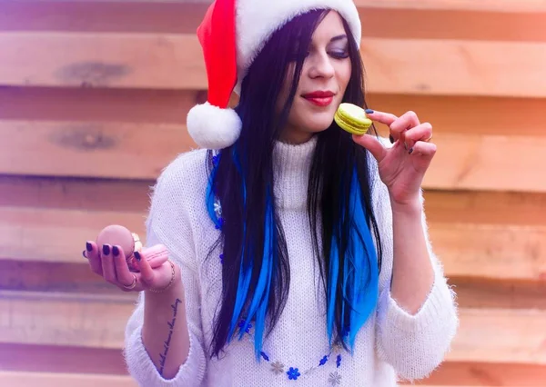 아가씨는 사탕과 쿠키를 적극적으로 먹는다 새해와 크리스마스 연휴에 레이싱 애들과 — 스톡 사진