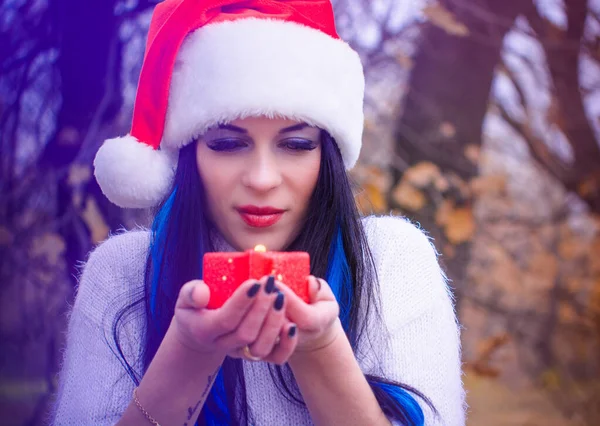 Aranyos Hölgy Karácsony Kalap Kék Haj Zárak Varázslatos Téli Hangulatban — Stock Fotó