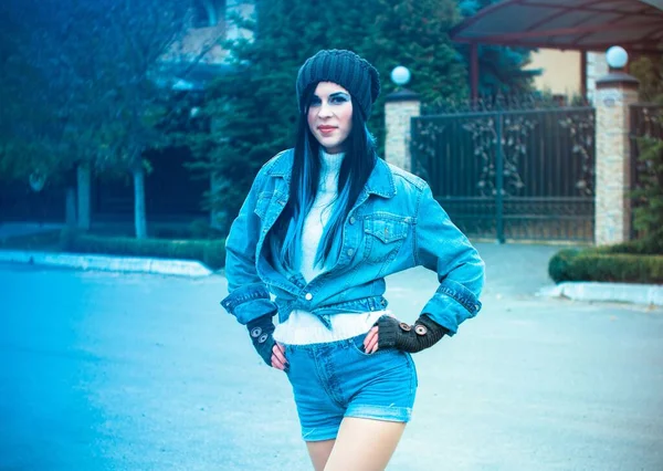 Ragazza Vestita Con Una Giacca Jeans Calzoncini Maglione Bianco Cappello — Foto Stock