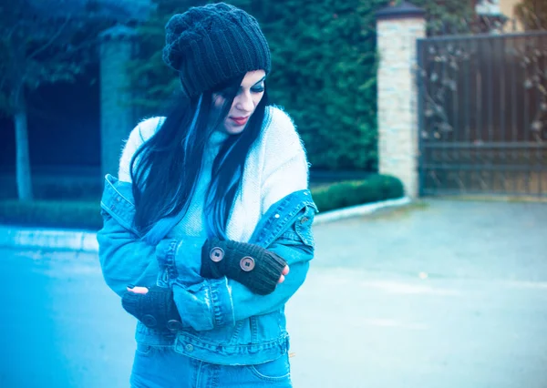 소녀는 반바지 스웨터 뜨개질 장갑을 유럽과 미국의 겨울을 겨울옷과 스타일의 — 스톡 사진