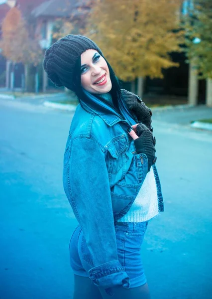 Kız Kot Ceket Şort Beyaz Bir Kazak Örgü Bir Şapka — Stok fotoğraf