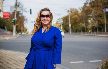 Şehirde yürüyüş yapan güzel bir kadın. Sonbahar... Kış zamanı. Sokaktaki orta yaşlı, güzel bir kadın. Vatandaş yaşam tarzı