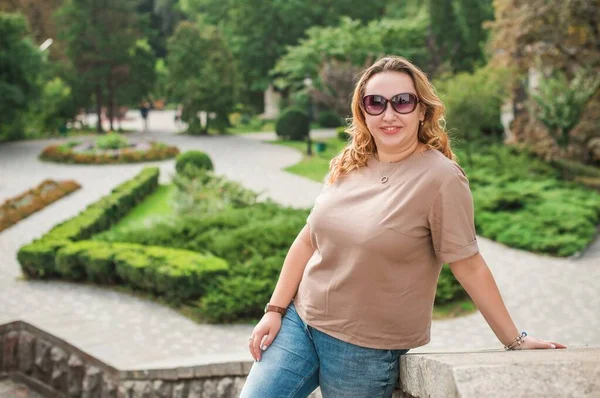 Mulher Bonita Passeio Cidade Autum Hora Inverno Uma Bela Mulher — Fotografia de Stock