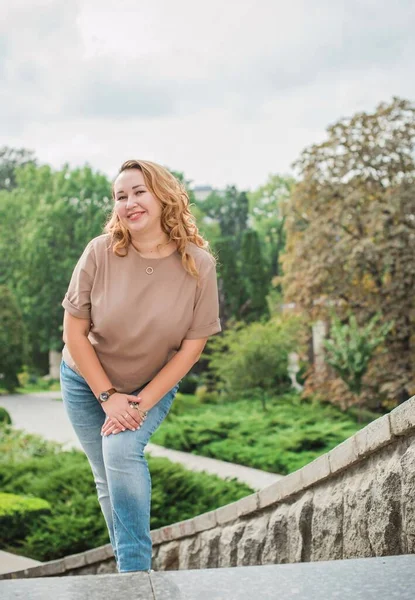 Schöne Frau Bei Einem Spaziergang Der Stadt Herbst Winter Zeit — Stockfoto