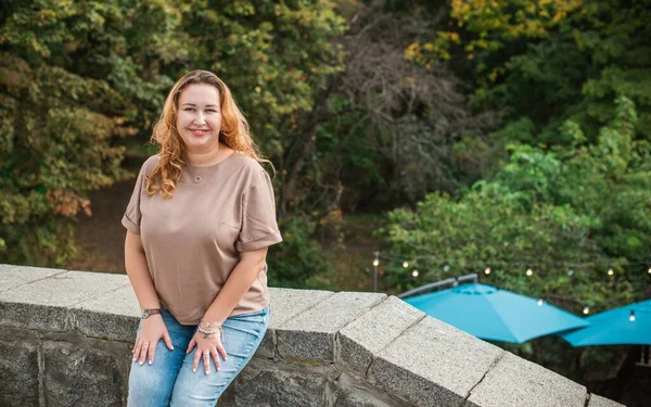 Mulher Bonita Passeio Cidade Autum Hora Inverno Uma Bela Mulher — Fotografia de Stock