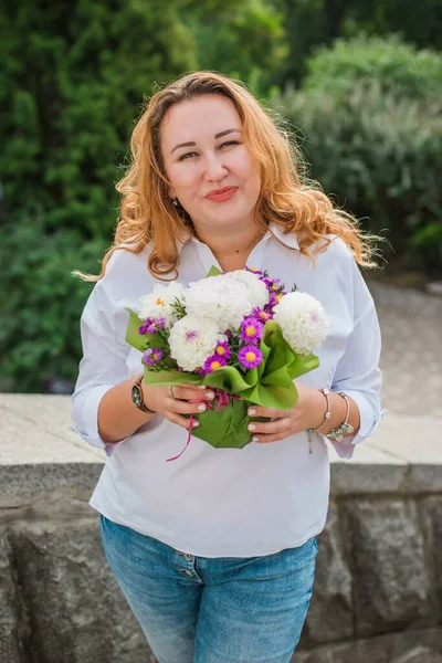 Hermosa Mujer Paseo Por Ciudad Otoño Invierno Una Bonita Mujer —  Fotos de Stock