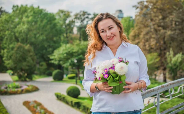 Hermosa Mujer Paseo Por Ciudad Otoño Invierno Una Bonita Mujer —  Fotos de Stock