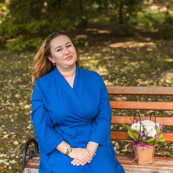 Hermosa Mujer Paseo Por Ciudad Otoño Invierno Una Bonita Mujer —  Fotos de Stock