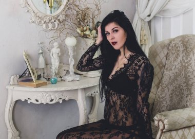 Evde Noel havası var. Güzel kilitleme. Zarif bir iç mekanda Noel ağacının yanında zarif bir kadın, kutsal Noel arifesi, hediyeler ve iyi ruh haliyle sihirli bir yeni yıl.