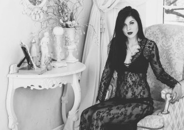 Evde Noel havası var. Güzel kilitleme. Zarif bir iç mekanda Noel ağacının yanında zarif bir kadın, kutsal Noel arifesi, hediyeler ve iyi ruh haliyle sihirli bir yeni yıl.