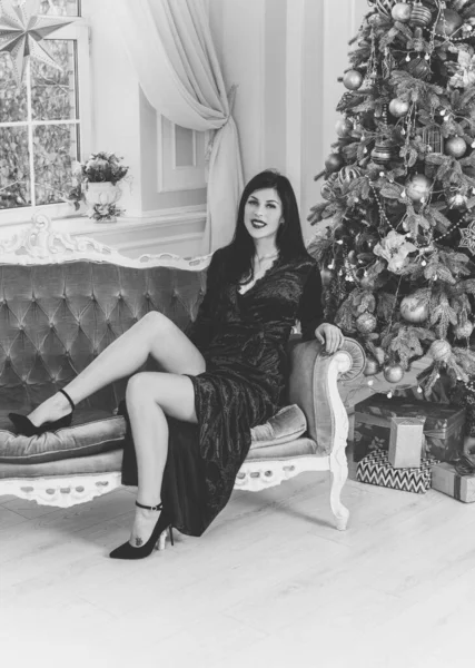 Різдвяна Затишна Атмосфера Вдома Красивий Замок Елегантна Жінка Біля Різдвяної — стокове фото