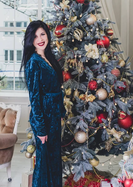 自宅でクリスマス居心地の良い雰囲気 美しいロックダウン エレガントなインテリアでクリスマスツリーの近くのエレガントな女性 ホリークリスマスの前夜 贈り物と良い気分で魔法の新年 — ストック写真