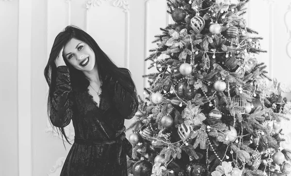 Vánoční Útulná Atmosféra Doma Krásné Uzamčení Elegantní Žena Blízkosti Vánočního — Stock fotografie