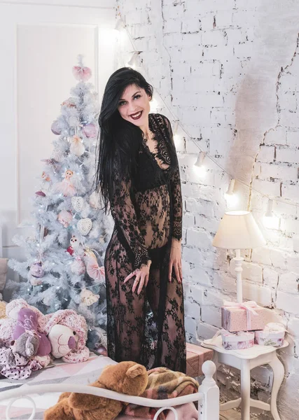 Ambiente Acolhedor Natal Casa Belo Confinamento Mulher Elegante Perto Árvore — Fotografia de Stock