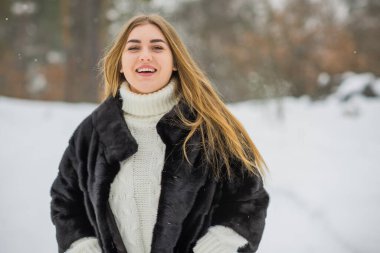 Doğada, sonbaharda, kış mevsiminde, alımlı görünümlü bir kız.