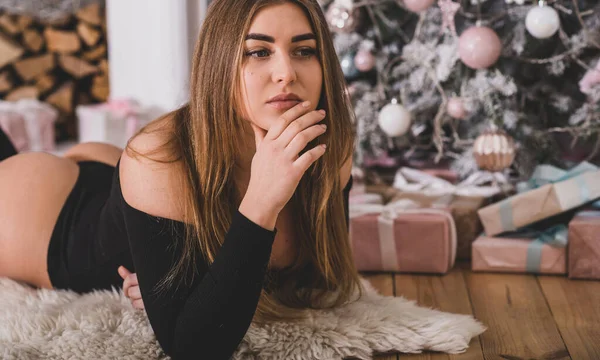 Een Tedere Mooie Vrouw Met Kerstsfeer Moderne Vrouwelijke Schoonheid Mooie — Stockfoto