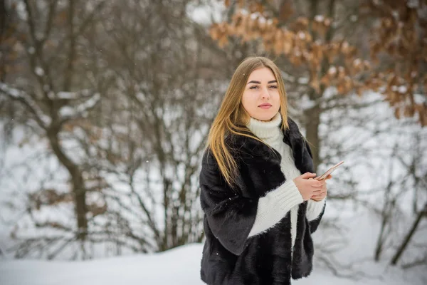 自然で素敵なプラスサイズの女性 冬の季節の時間 魅力的な外観を持つ女の子 — ストック写真