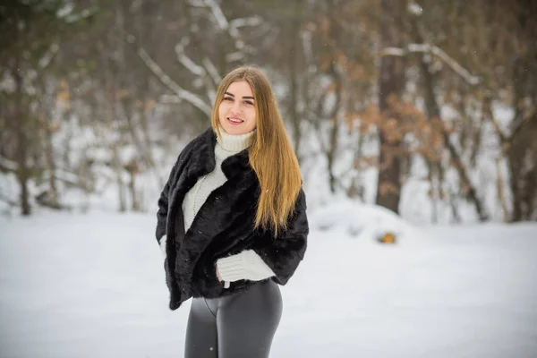 Szép Plusz Méret Hölgy Természetben Őszi Téli Szezonban Lány Vonzó — Stock Fotó