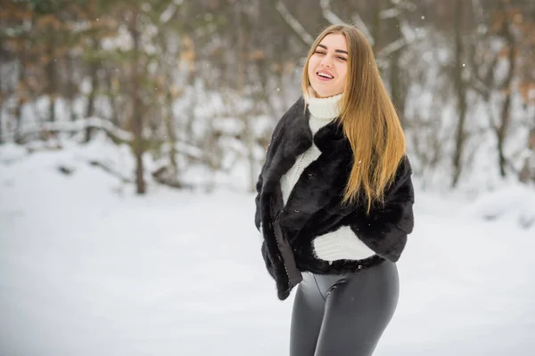 Szép Plusz Méret Hölgy Természetben Őszi Téli Szezonban Lány Vonzó — Stock Fotó