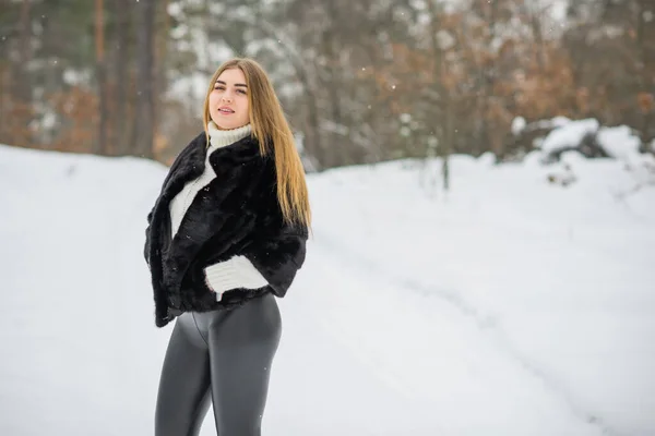 Agradable Dama Tamaño Grande Naturaleza Otoño Temporada Invierno Chica Con —  Fotos de Stock