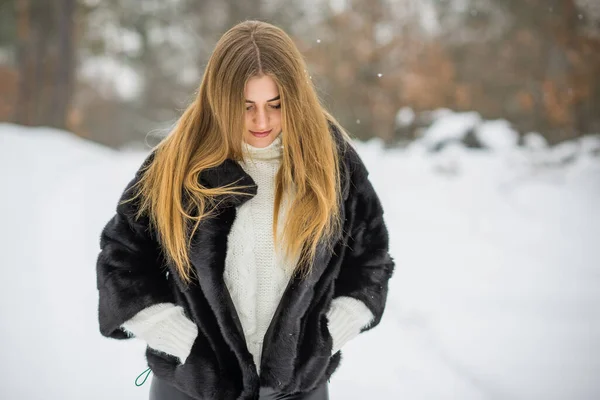 Szép Plusz Méret Hölgy Természetben Őszi Téli Szezonban Lány Vonzó — Stock Fotó