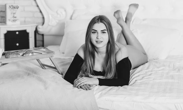 寝室の魅力的な入札と素敵な女の子 官能的なコンセプト フルヒップと甘い女性 現代的な女性 — ストック写真