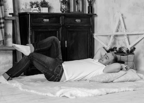 白いプロヴァンススタイルの家で遊んだ上に座っているカジュアルな笑顔の幸せな男の肖像画 日常生活における居心地のよさ 冬時間 — ストック写真
