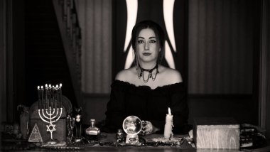 Tahmin konsepti. Eski sihir, Tarot kartları ve kehanet, falcılık sahnesi