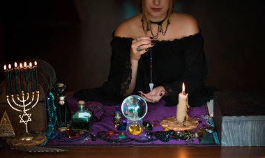 Tahmin konsepti. Eski sihir, Tarot kartları ve kehanet, falcılık sahnesi