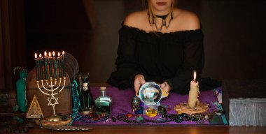 Tahmin konsepti. Eski sihir, Tarot kartları ve kehanet, falcılık sahnesi
