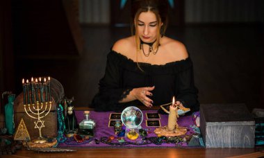 Tahmin konsepti. Eski sihir, Tarot kartları ve kehanet, falcılık sahnesi