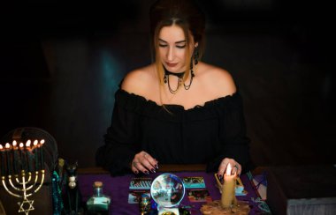 Tahmin konsepti. Eski sihir, Tarot kartları ve kehanet, falcılık sahnesi