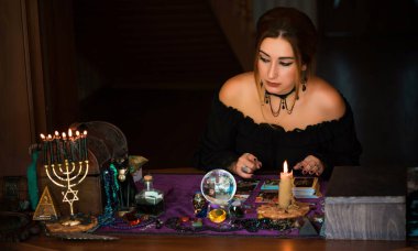 Tahmin konsepti. Eski sihir, Tarot kartları ve kehanet, falcılık sahnesi
