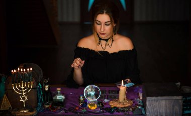 Tahmin konsepti. Eski sihir, Tarot kartları ve kehanet, falcılık sahnesi