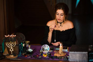 Tahmin konsepti. Eski sihir, Tarot kartları ve kehanet, falcılık sahnesi