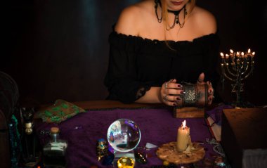 Tahmin konsepti. Eski sihir, Tarot kartları ve kehanet, falcılık sahnesi