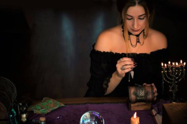 Tahmin konsepti. Eski sihir, Tarot kartları ve kehanet, falcılık sahnesi
