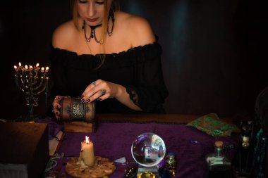 Tahmin konsepti. Eski sihir, Tarot kartları ve kehanet, falcılık sahnesi