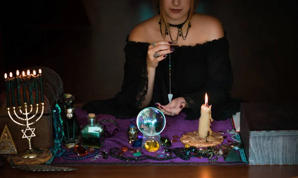 Tahmin konsepti. Eski sihir, Tarot kartları ve kehanet, falcılık sahnesi