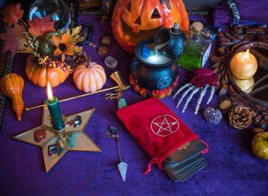 Tahmin konsepti. Eski sihir, Tarot kartları ve kehanet, falcılık sahnesi