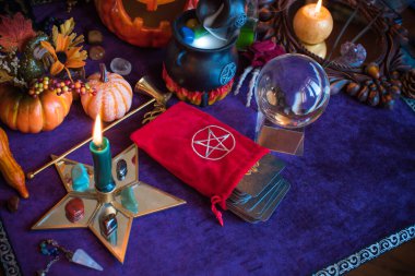Tahmin konsepti. Eski sihir, Tarot kartları ve kehanet, falcılık sahnesi