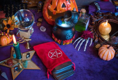 Tahmin konsepti. Eski sihir, Tarot kartları ve kehanet, falcılık sahnesi