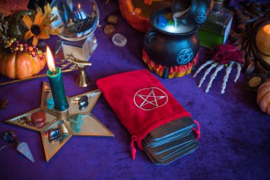 Tahmin konsepti. Eski sihir, Tarot kartları ve kehanet, falcılık sahnesi