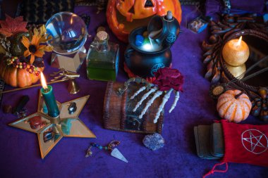 Tahmin konsepti. Eski sihir, Tarot kartları ve kehanet, falcılık sahnesi