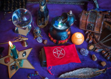 Tahmin konsepti. Eski sihir, Tarot kartları ve kehanet, falcılık sahnesi