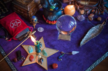Tahmin konsepti. Eski sihir, Tarot kartları ve kehanet, falcılık sahnesi