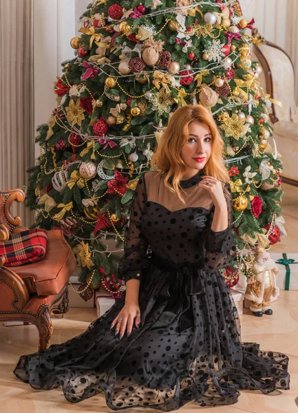Weihnachten Gemütliche Atmosphäre Hause Elegante Frau Weihnachtsbaum Elegantem Interieur Heiligabend — Stockfoto