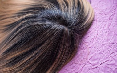 Peruklar, doğal ve sentetik saçlar. Kadın güzellik konsepti. Peruk fotoğrafı, bayanlar için saç.