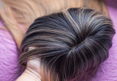 Peruklar, doğal ve sentetik saçlar. Kadın güzellik konsepti. Peruk fotoğrafı, bayanlar için saç.