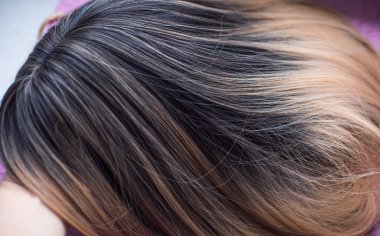 Peruklar, doğal ve sentetik saçlar. Kadın güzellik konsepti. Peruk fotoğrafı, bayanlar için saç.